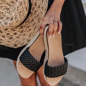 Black platform sandal 🖤